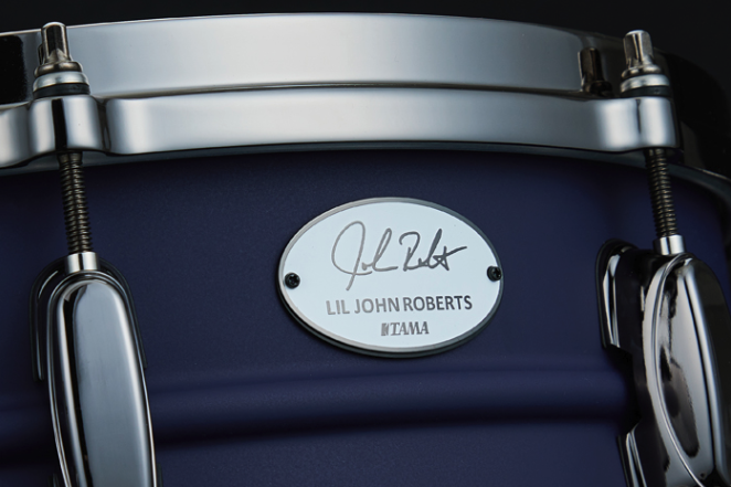 Caja Tama Signature Lil' John Roberts - Detalle de la placa