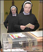 _674968_nun150.jpg